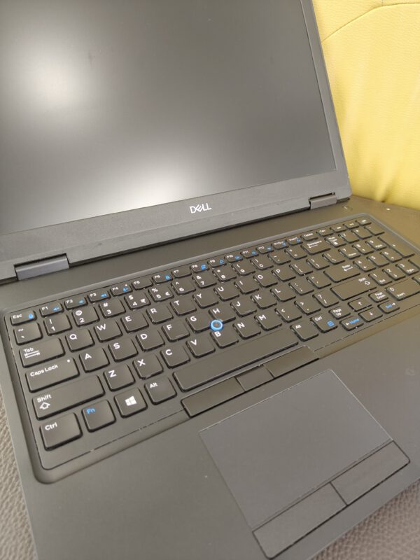 Laptop Dell Latitude 5590 - obrazek 2