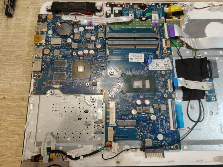 HP 250 G6 po zalaniu– naprawa zakończona sukcesem