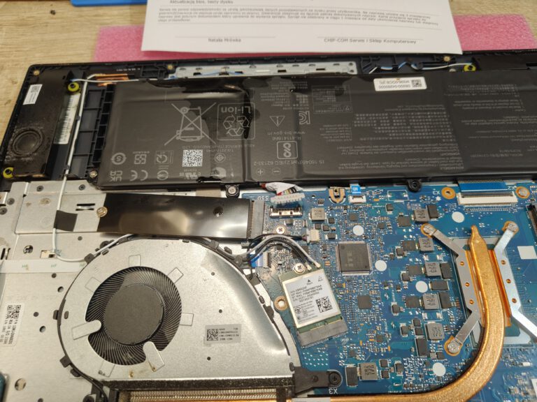 Zalany, ale żyje! – Asus Vivobook 15 po herbacianej kąpieli