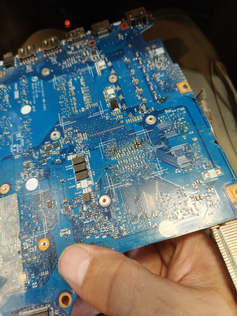 Lenovo Gaming po zalaniu – elektronika z napojem