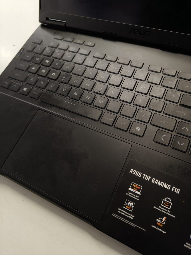 Asus TUF Gaming F16 po zalaniu – świąteczny „pacjent”